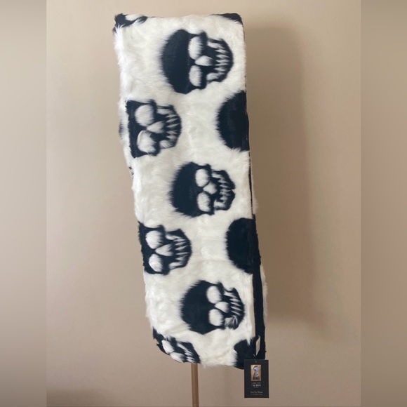 Cynthia Rowley CuRious New York Moda Skulls Knit Throw Blanket - 50x60” - Picture 9 of 13